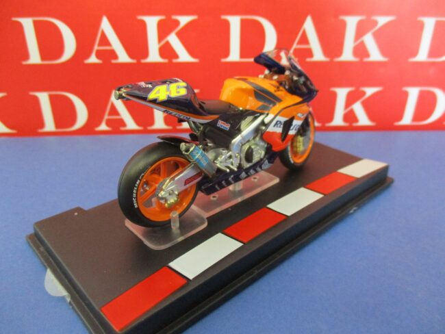Die cast 1/24 Modellino Moto GP Honda RC211V Valentino Rossi 2003 - immagine 3