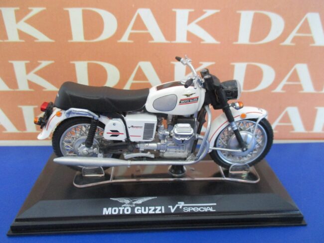 Die cast 1/24 Modellino Moto Guzzi V7 Special by Starline