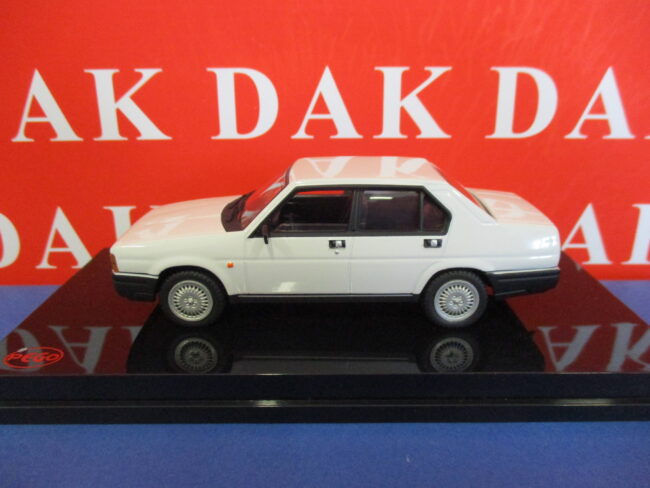 Die cast 1/43 Modellino Auto Alfa Romeo 90 Super bianca - int. neri by Pego