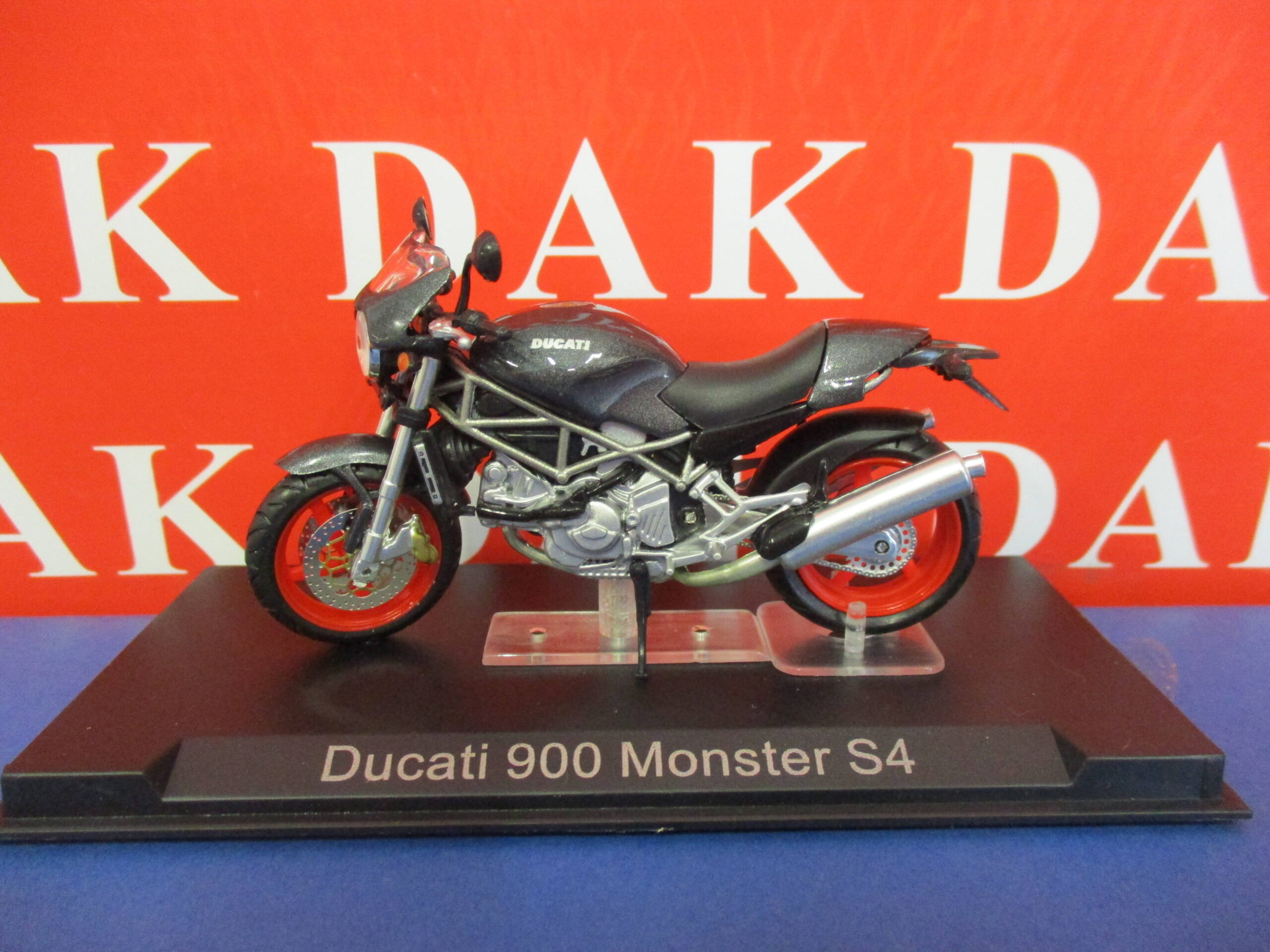 Die cast 1/24 Modellino Moto Ducati 900 Monster S4