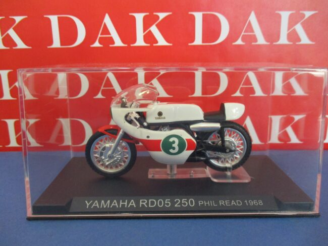 Die cast 1/24 Modellino Moto GP Yamaha RD05 250 Phil Read 1968 - immagine 4