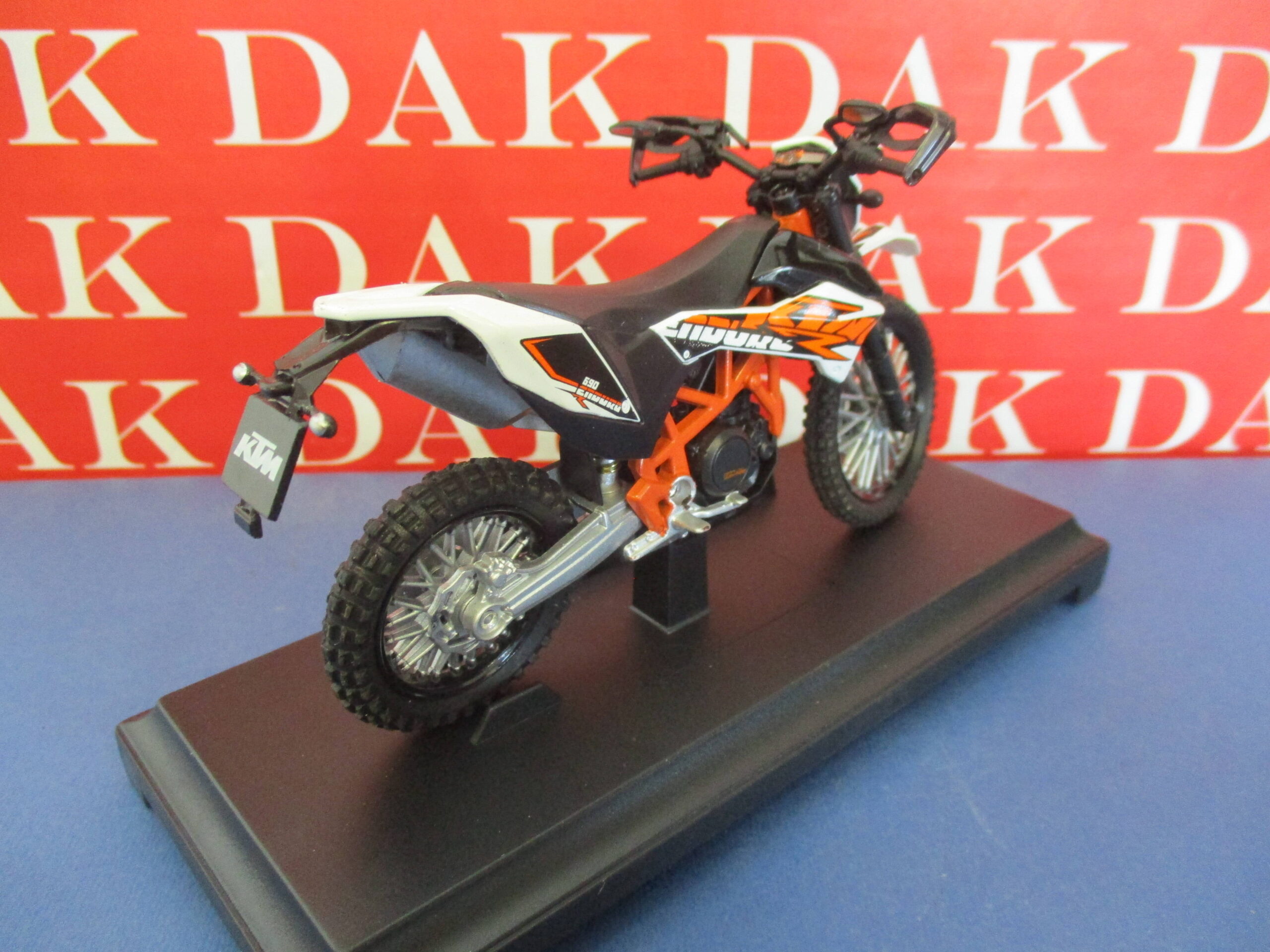 Die cast 1/18 Modellino Moto KTM 690 Enduro R White and Black by Welly