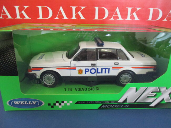 Die cast 1/24 Modellino Auto Polizia Police Politi Volvo 240 GL Norway by Welly - immagine 4