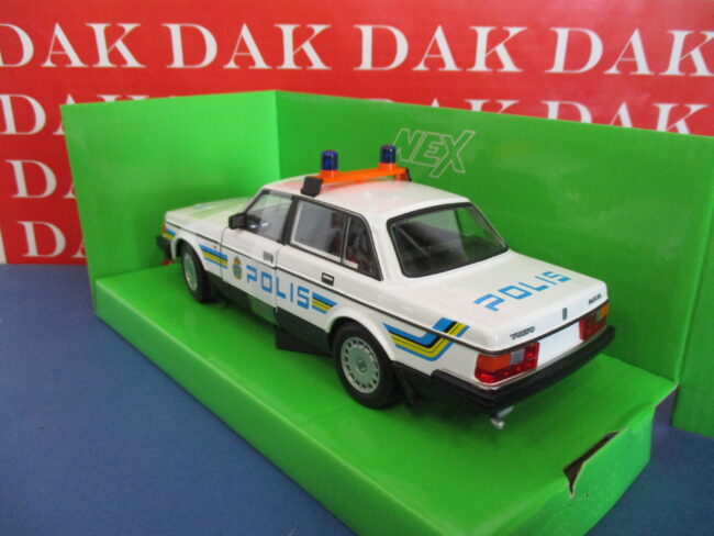 Die cast 1/24 Modellino Auto Polizia Police Polis Volvo 240 GL Svezia 1986 Welly - immagine 3