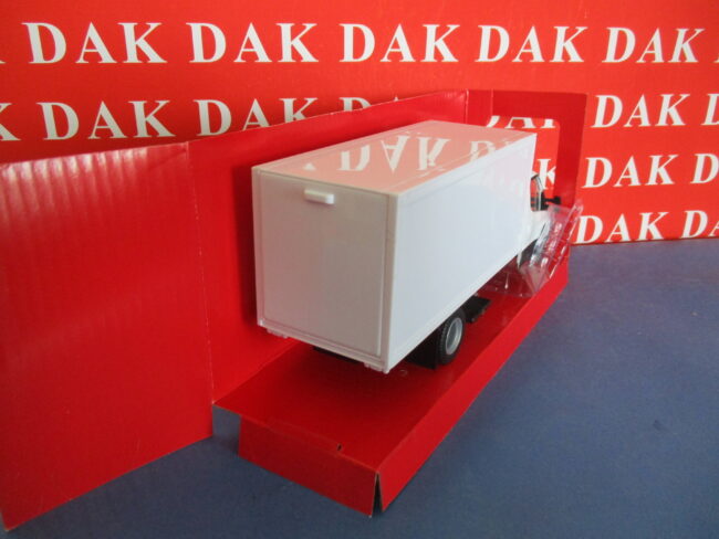 Die cast 1/36 Modellino Furgone Iveco Daily Cassonato 2023 by New Ray - immagine 3